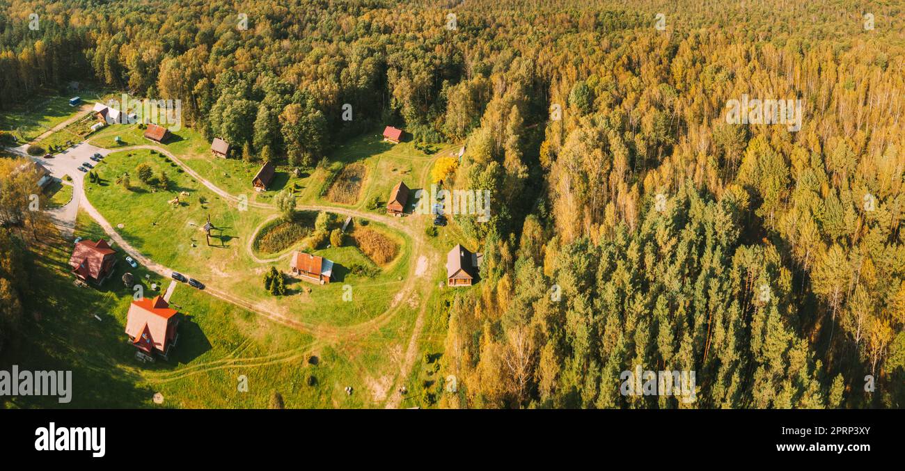 Weißrussland, Biosphärenreservat Beresinsky. Luftaufnahme des Nivki Touristenkomplexes aus der Vogelperspektive am sonnigen Herbsttag. Panorama, Panoramablick Stockfoto