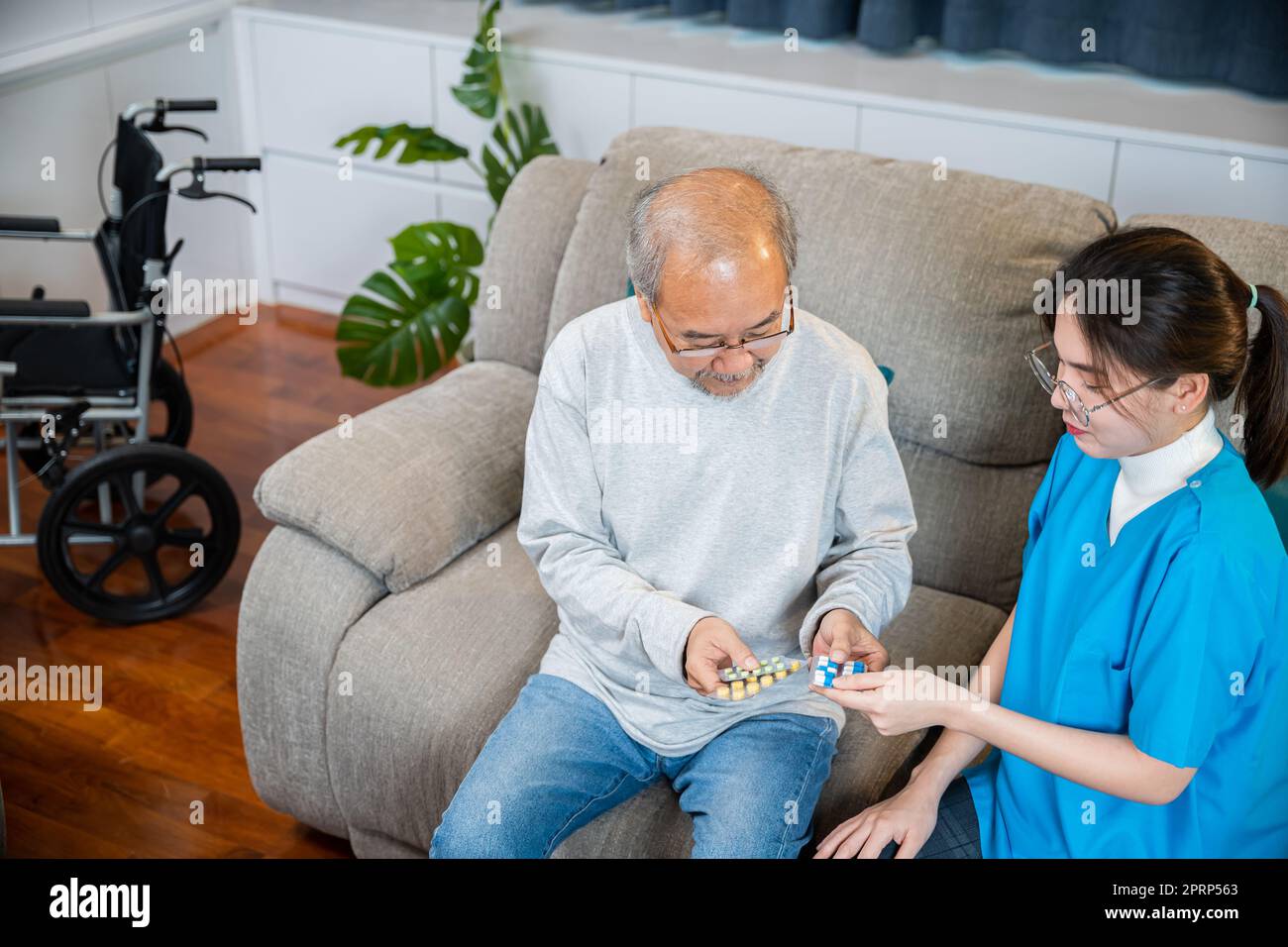 Asiatischer Arzt mit Arzt besuchen Senior männlichen Patienten ...