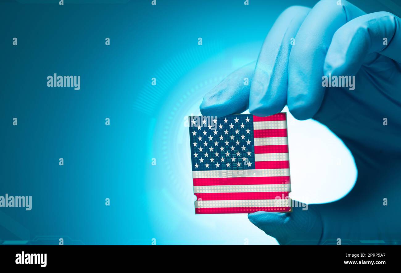 Elektronikingenieur hält Computerchip mit amerikanischer Flagge auf blauem Hintergrund. Chipsatz der elektronischen Leiterplatte. CPU-Chip. Computerhardware. Computerprozessor-Chip. Amerikanischer Computerchip. Stockfoto