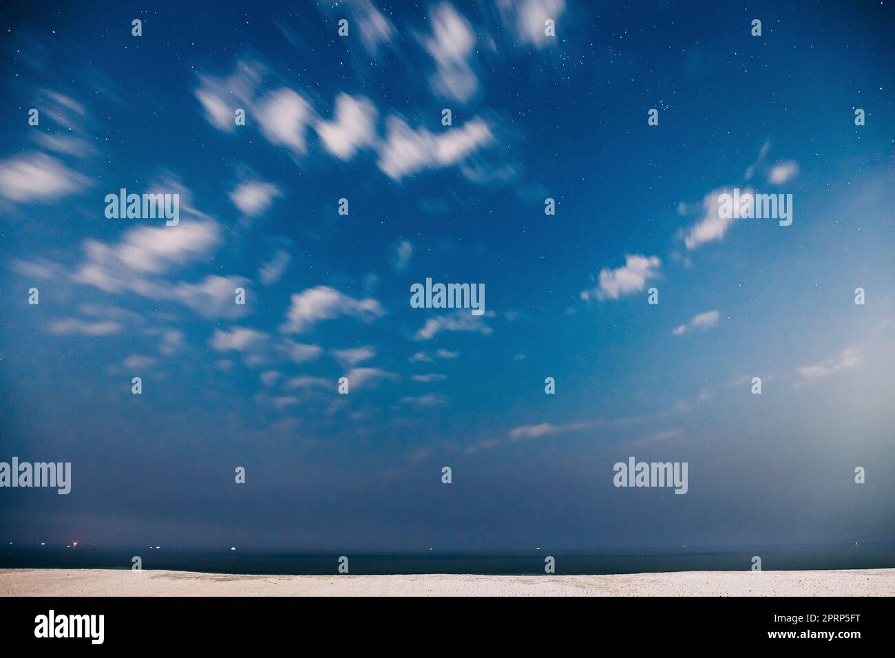 Goa, Indien. Echte Nachthimmel-Sterne. Natürlicher Sternenhimmel In Blau Über Dem Indischen Ozean Seascape Beach Copast. Hintergrund Stockfoto