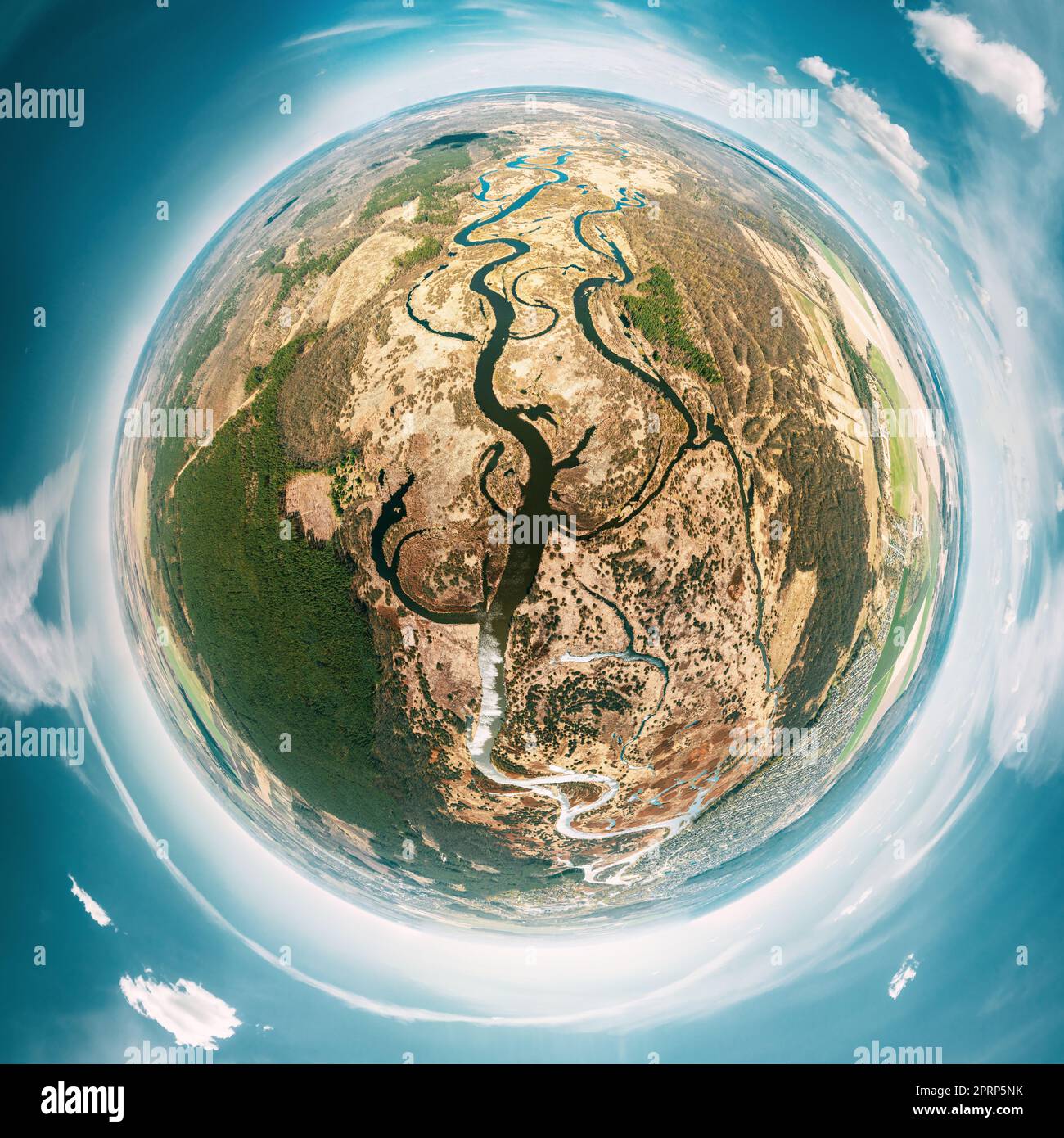 Blick Aus Der Vogelperspektive Auf Grüne Waldwälder Und Flusslandschaft Am Tag Des Sonnigen Frühlings. Blick Von Oben Auf Die Wunderschöne Europäische Natur Von High Attitude. Drohnenansicht. Vogelperspektive. Kleines Planet-Konzept Stockfoto