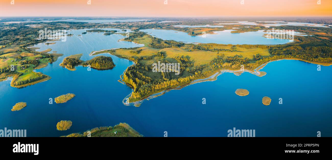 Braslaw Oder Braslau, Witebsk Voblast, Belarus. Der Nedrava Lake Und Die Grüne Waldlandschaft Aus Der Vogelperspektive Am Sonnigen Sommermorgen. Blick Von Oben Auf Die Wunderschöne Europäische Natur Von High Attitude. Vogelperspektive. Panorama. Berühmte Seen. Natürliche Wahrzeichen Stockfoto