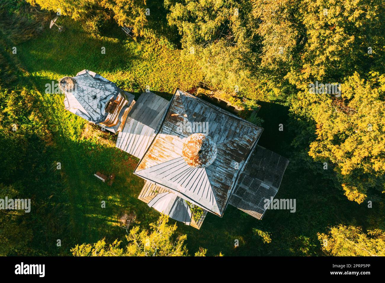 Martinovo, Bezirk Beshenkovichsky, Region Witebsk, Belarus. Vogelperspektive der Kirche der Fürsprache des Heiligen Theotokos. Das Historische Wahrzeichen Aus Der Vogelperspektive Am Sonnigen Herbstabend. Flache Ansicht Stockfoto
