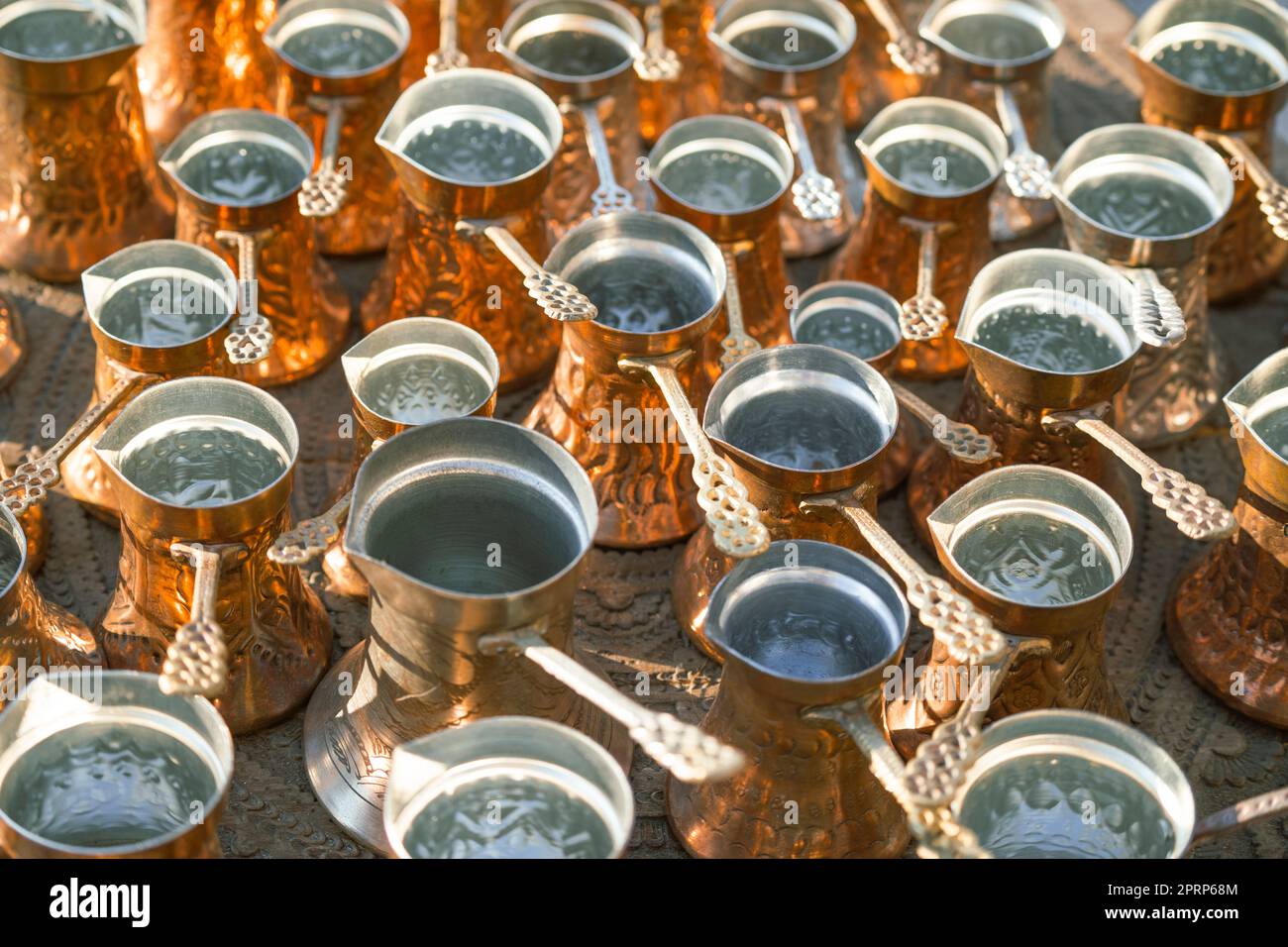 Viele goldene Töpfe oder Wasserkocher für türkischen Kaffee Stockfoto