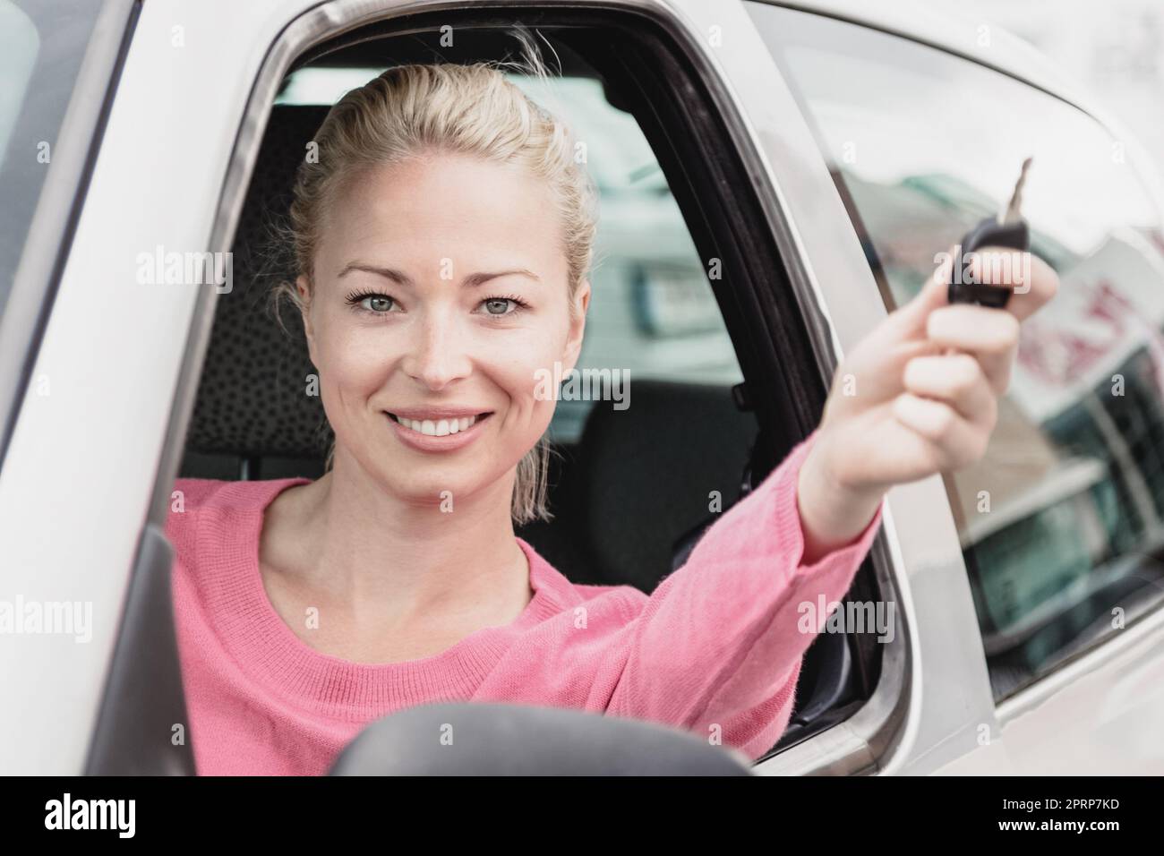 Porträt einer verantwortlichen Fahrerin, die die Autoschlüssel in der Hand hält. Sichere und verantwortungsvolle Fahrschule und Konzept Stockfoto