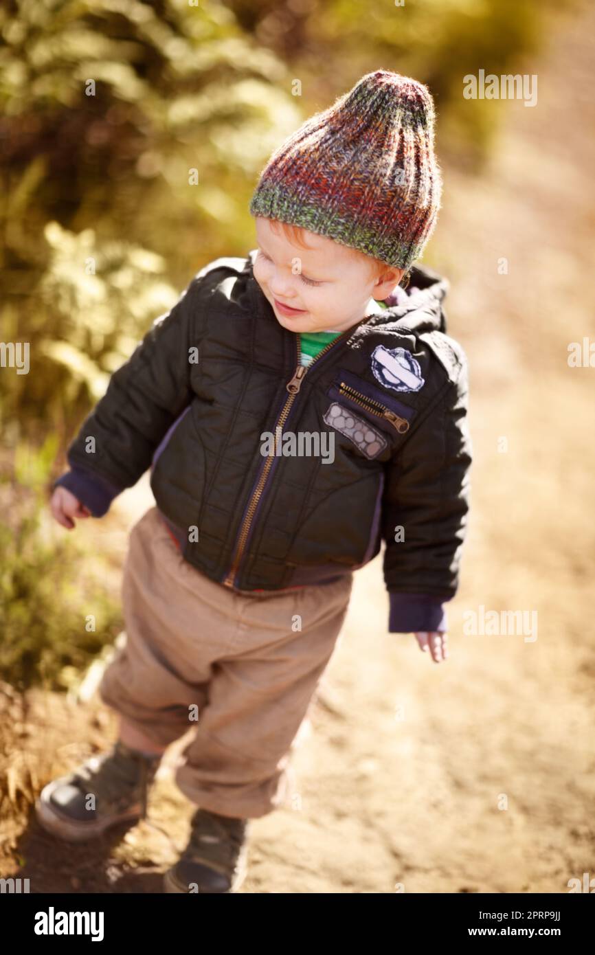 Kleiner Entdecker. Ein Blick von oben auf einen kleinen Jungen, der draußen steht Stockfoto