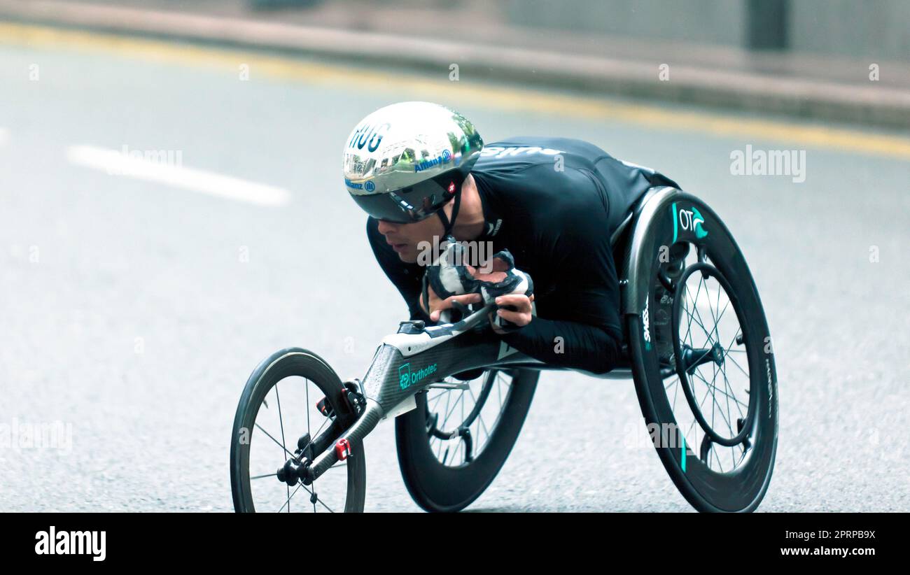 Marcel Hug, vorbei am Cabot Square, auf dem Weg zum Sieg des Elite Rollstuhl-Race für Herren (T53/54), in einer Zeit von 01:23:44. Stockfoto