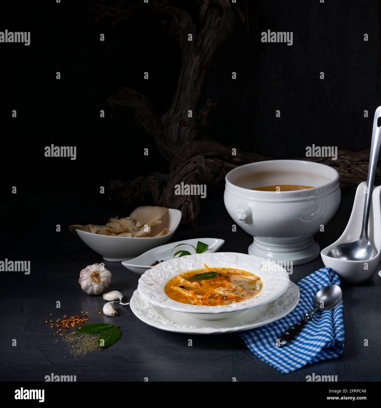 Pikante Austernsuppe mit Hühnerfleisch Stockfoto