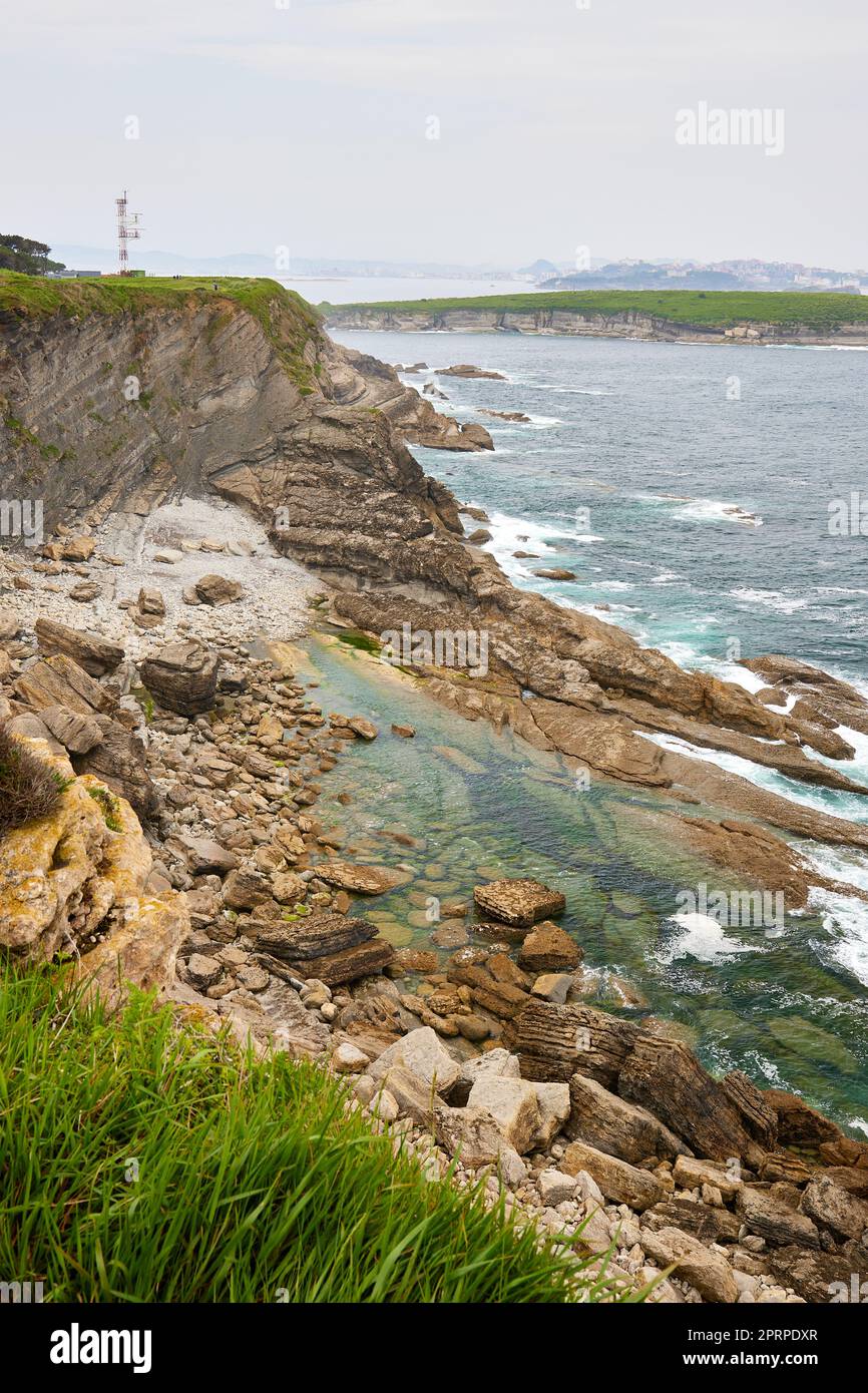 Felsküste bei Santander am Camino de Santiago (Route Camino del Norte). Stockfoto