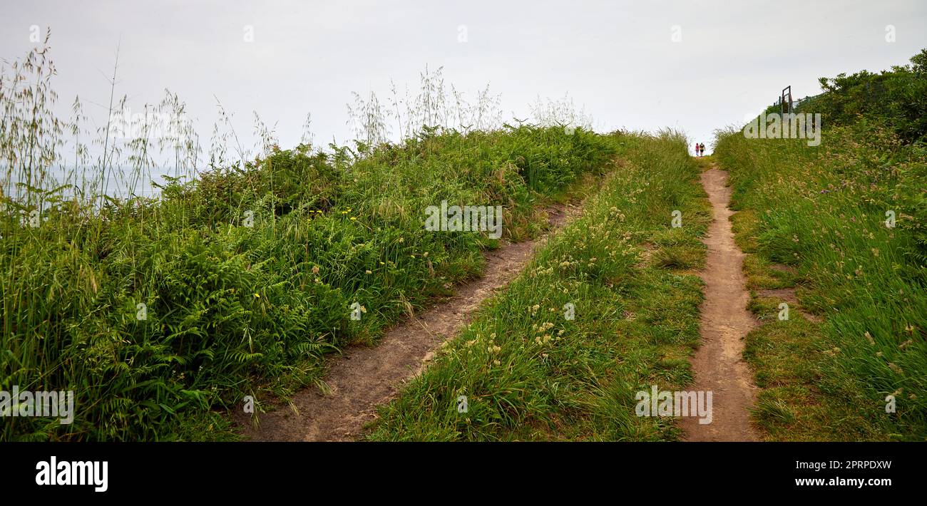 Paar wandern auf dem Camino de Santiago (Camino del Norte Route) in Richtung Galizano. Stockfoto