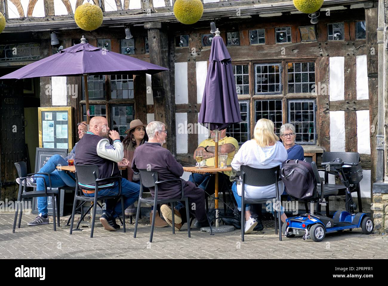 Leute trinken draußen Alkohol und genießen das warme Wetter im The Garrick Inn, Stratford upon Avon England Pubs Stockfoto