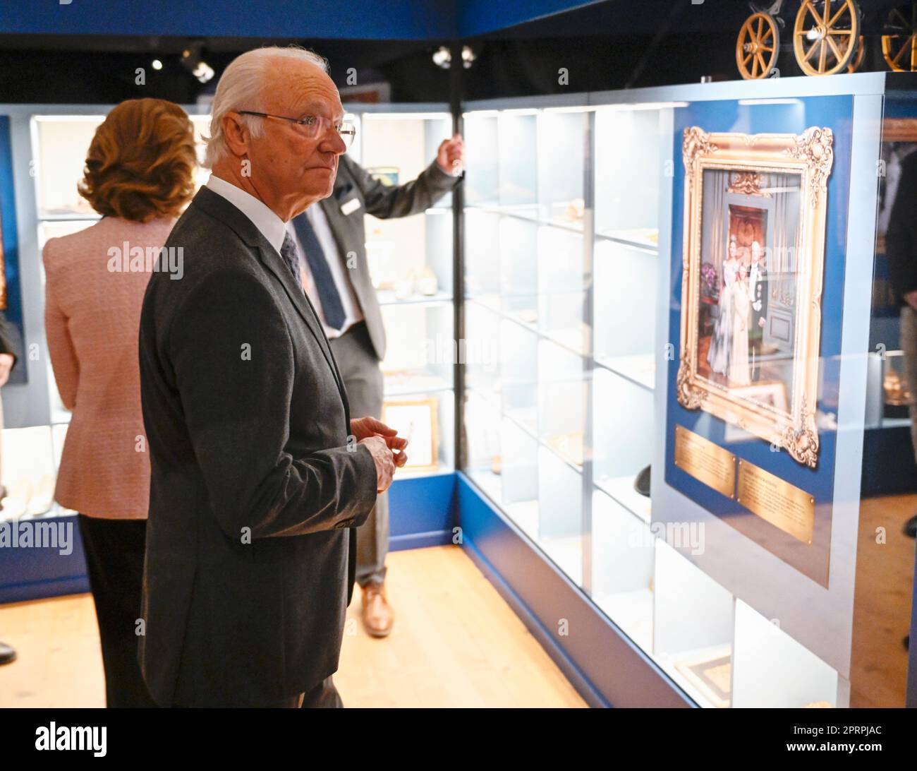 Schwedens König Carl XVI Gustaf und Königin Silvia im Upplandsmuseet in Uppsala während des königlichen Besuchs in Uppsala County am 27. April 2023 zu Ehren der HM Stockfoto