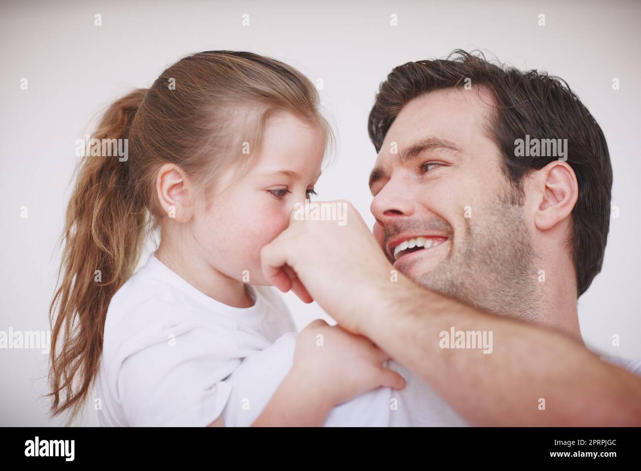 Ein Vater und seine junge Tochter sind liebevoll und verbringen viel Zeit miteinander. Stockfoto