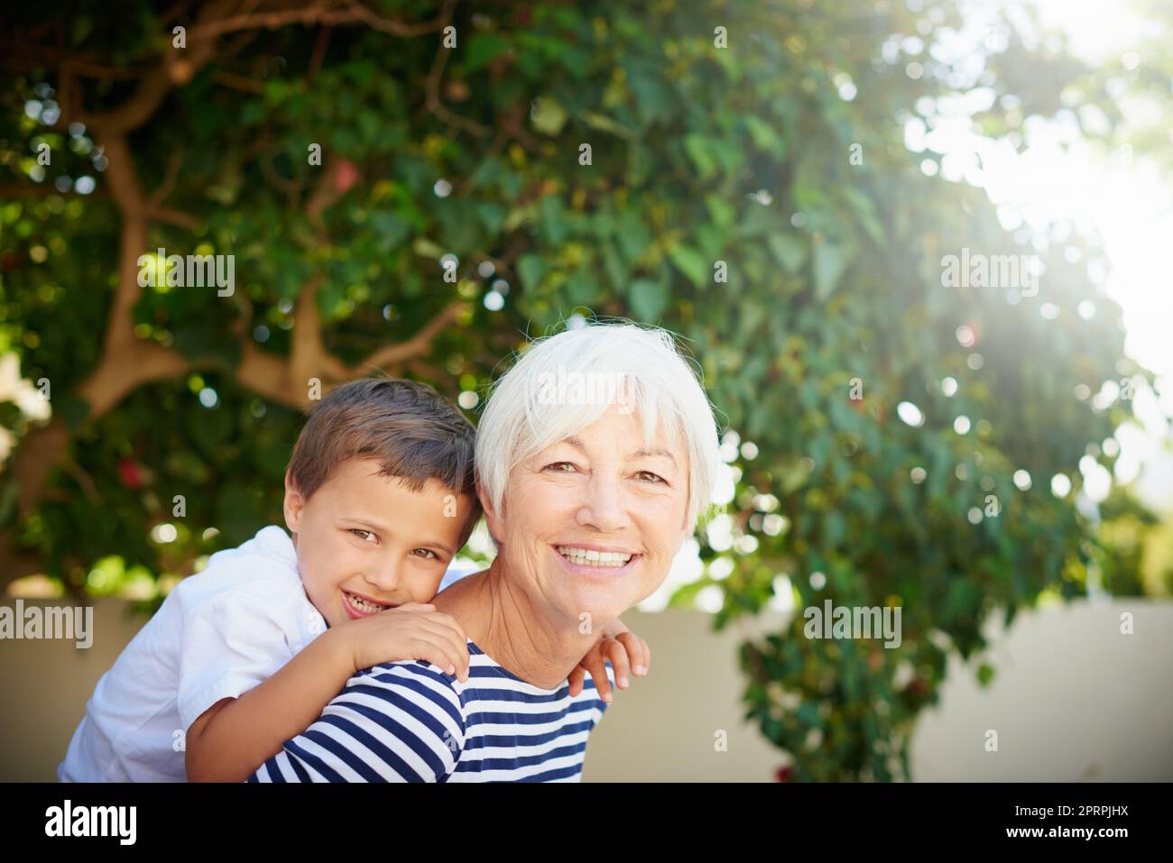 Ich liebe meine Großmutter. Beschnittenes Porträt einer älteren Frau, die sich mit ihrem Enkel verbunden hat. Stockfoto