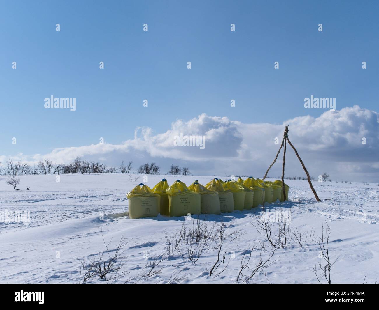 Ein Stapel Futter für Rentiere, die transportiert werden können, während Rentiere auf die Sommerweide gebracht werden. Stockfoto