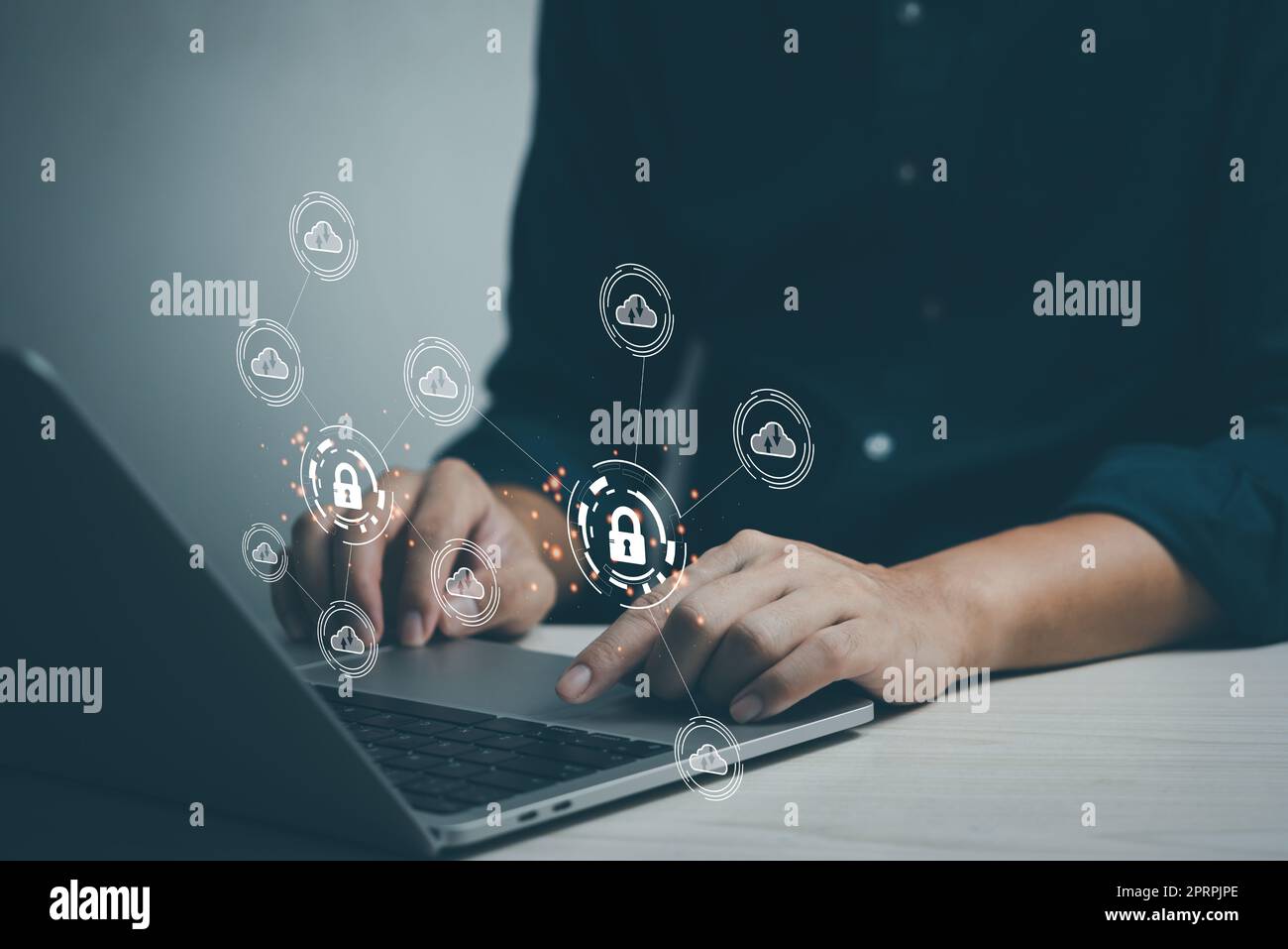 Cloud-Netzwerkspeicher Computer-Onlinetechnologie für Computerunternehmen Virtuelle Cloud-Service-Symbole und praktische Laptop-Tastatur Konzept der Datentransfertechnologie. Stockfoto