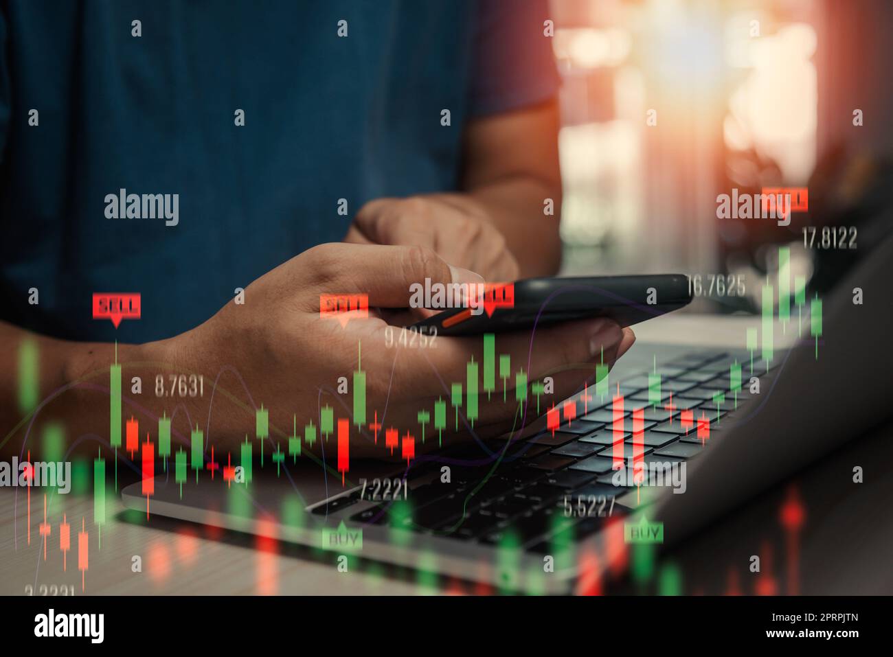 Aktienhandel Investitionen Exchange graph on screen.man Trader Investor Analyst mit Handy-Daten Index Chart auf Smartphone. Stockfoto