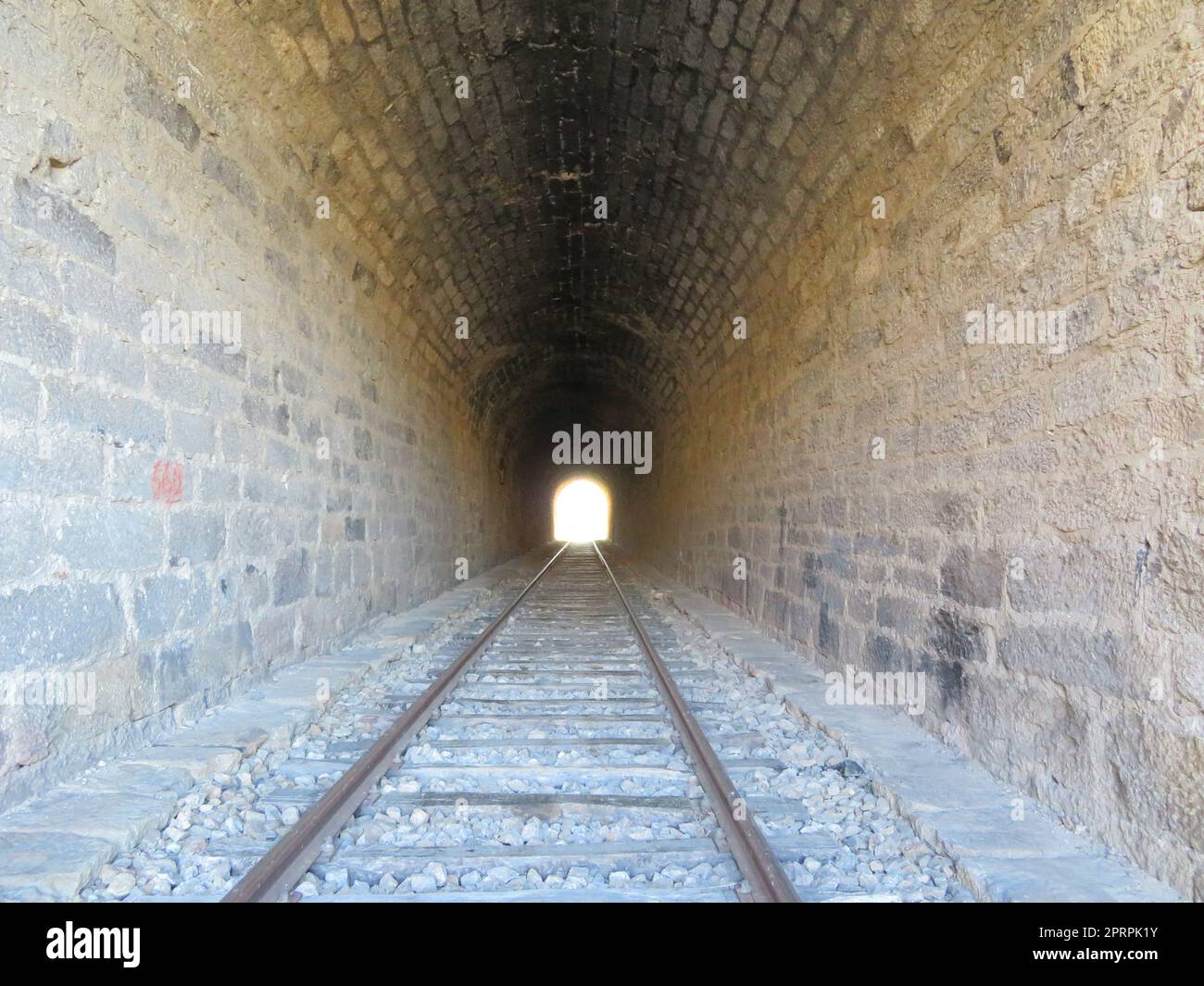 Eisenstraße Brücken Metallbahn Licht am Ende des Tunnels Zug Transport Stockfoto