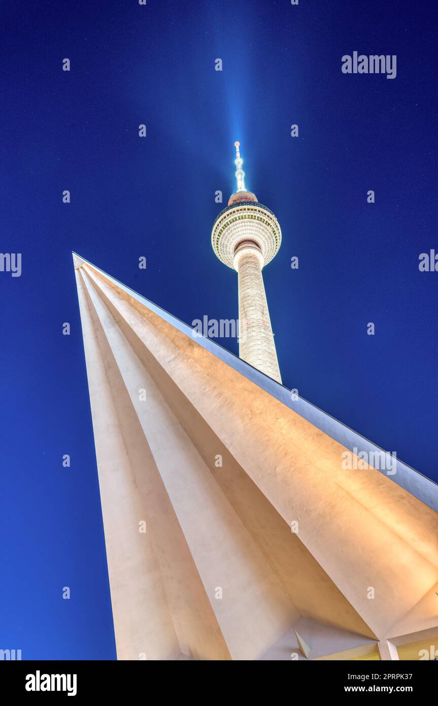 Der berühmte Fernsehturm in Berlin bei Nacht mit einem Teil der Grundstruktur Stockfoto