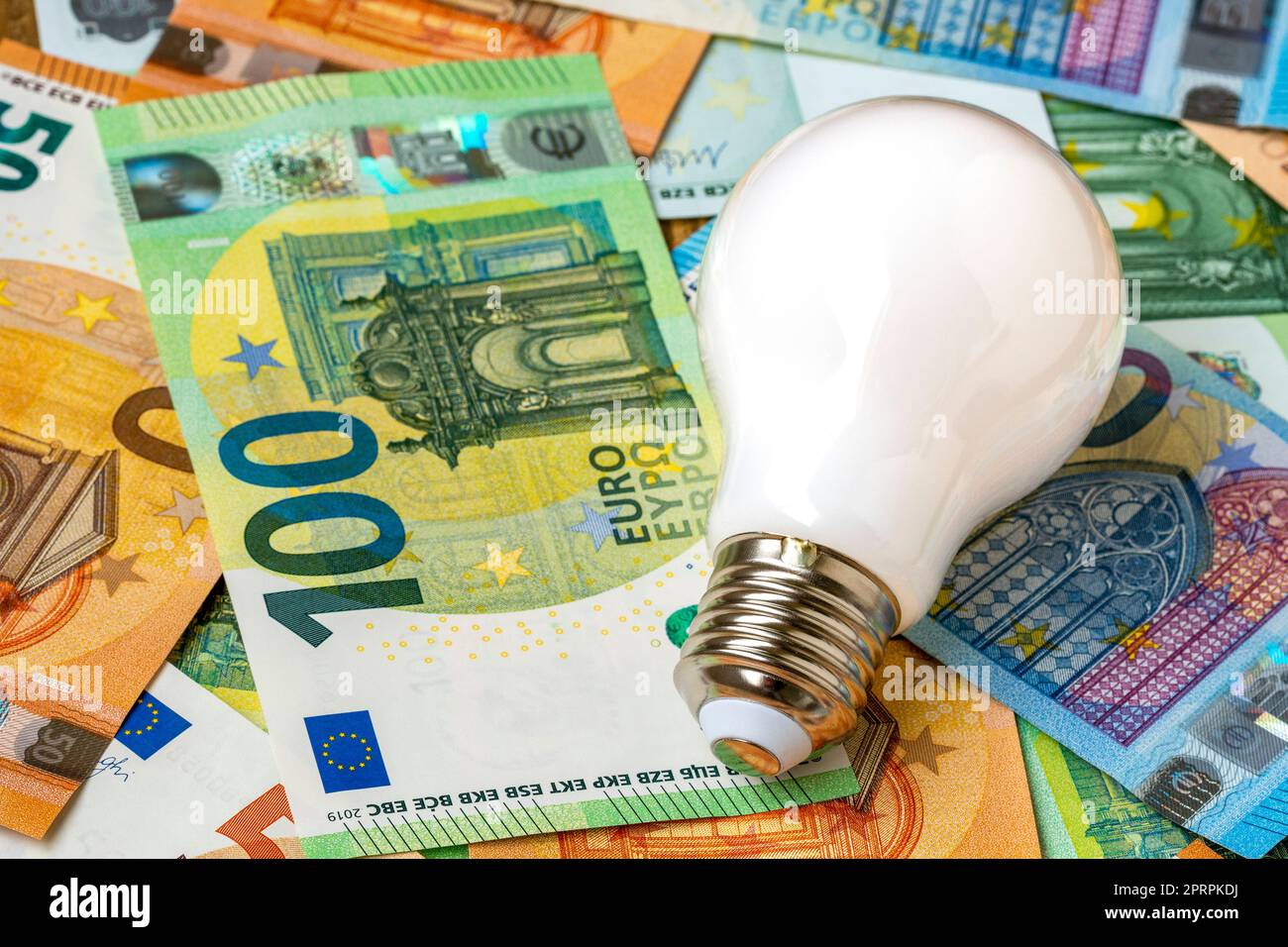 Wirtschaftliche und ökologische LED-Lampe auf Euro-Banknoten Stockfoto