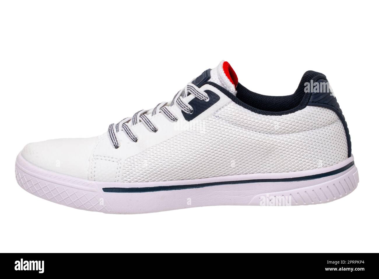 Weiße Sneaker isoliert. Nahaufnahme eines einzelnen, eleganten, eleganten Ledersportschuhs, isoliert auf weißem Hintergrund. Schuhe mit modernem Design für das Workout. Makro. Stockfoto