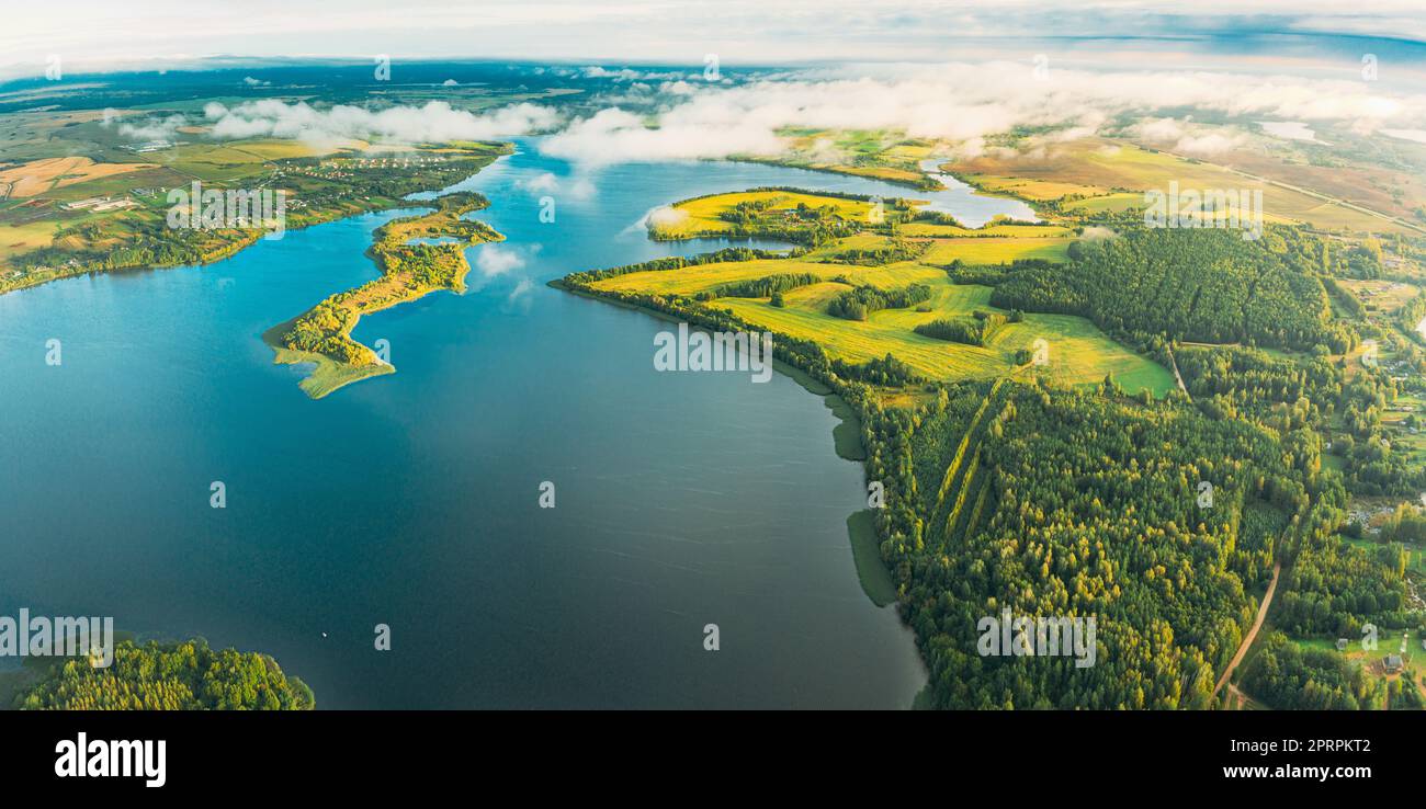 Lyepyel District, Lepel Lake, Beloozerny District, Witebsk Region. Luftaufnahme Der Wohngegend Mit Häusern Auf Dem Land. Morgennebel Über Dem Lepel-See. Blick Von Oben Auf Die Europäische Natur Von Der Hohen Einstellung Im Herbst. Blick aus der Vogelperspektive auf die Altstadt von Lyepyel Stockfoto