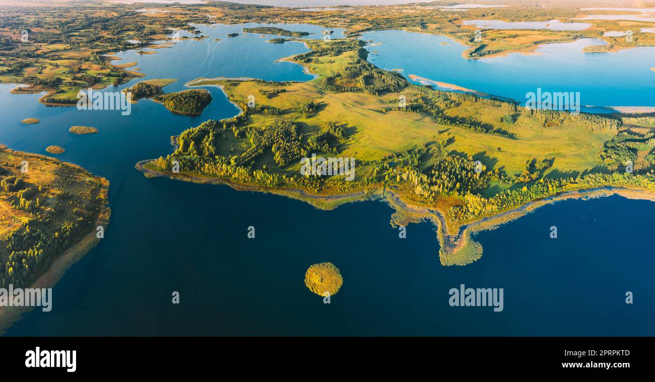 Braslaw Oder Braslau, Witebsk Voblast, Belarus. Nedrava Lake, Voyso Lake Und Green Forest Landscape Aus Der Vogelperspektive Am Sonnigen Herbstmorgen. Blick Von Oben Auf Die Wunderschöne Europäische Natur Von High Attitude. Vogelperspektive. Berühmte Seen. Natürliche Wahrzeichen. Kleine Insel Stockfoto