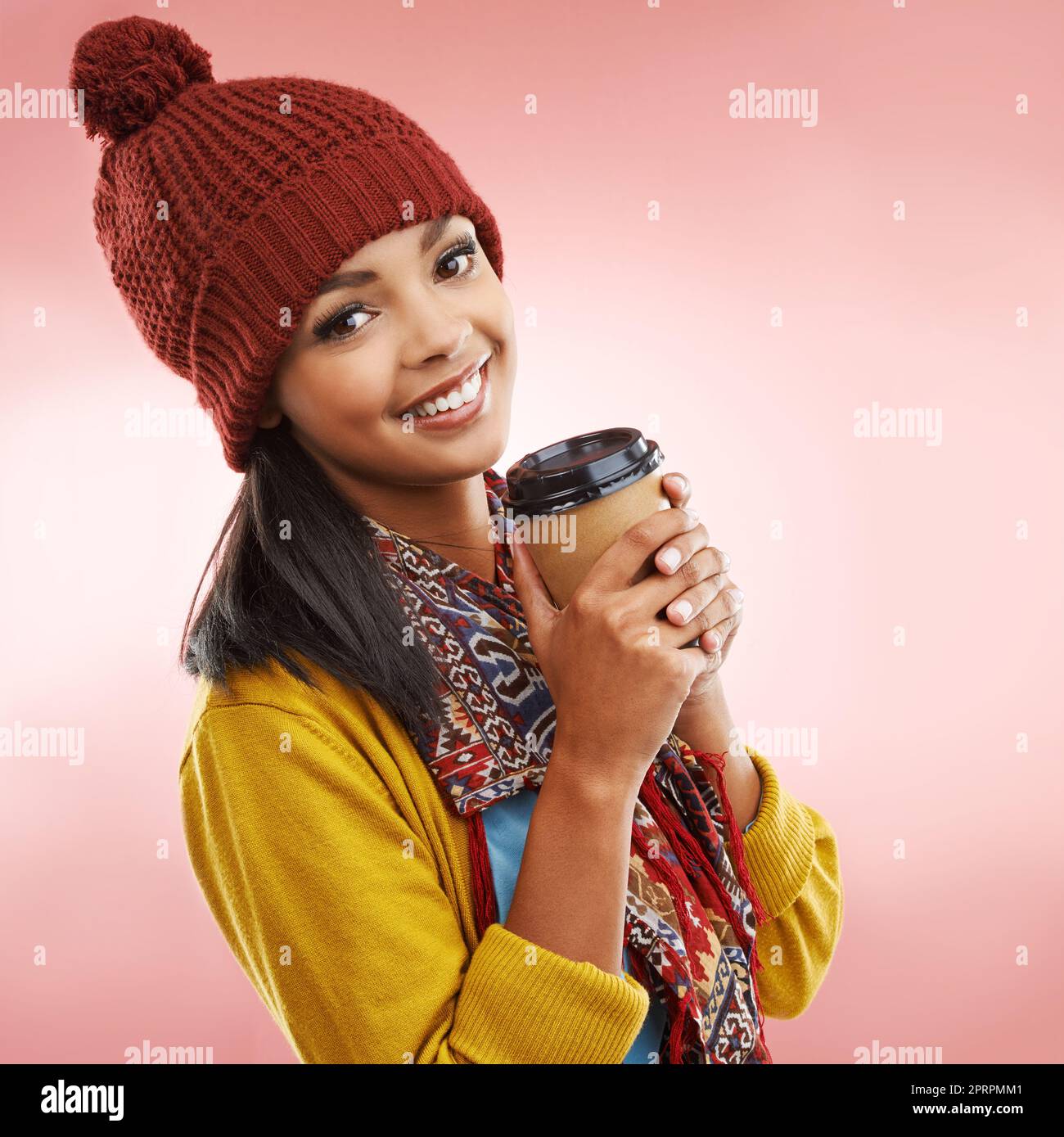 Nur Aufwärmen. Beschnittenes Porträt einer jungen Frau, die in Winterkleidung posiert. Stockfoto