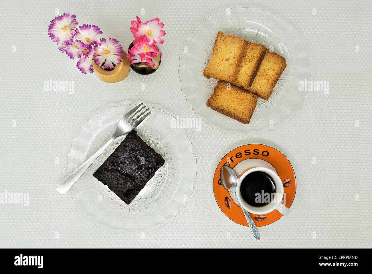 Schokoladenbrownie, Toast, schwarzer Tee Stockfoto