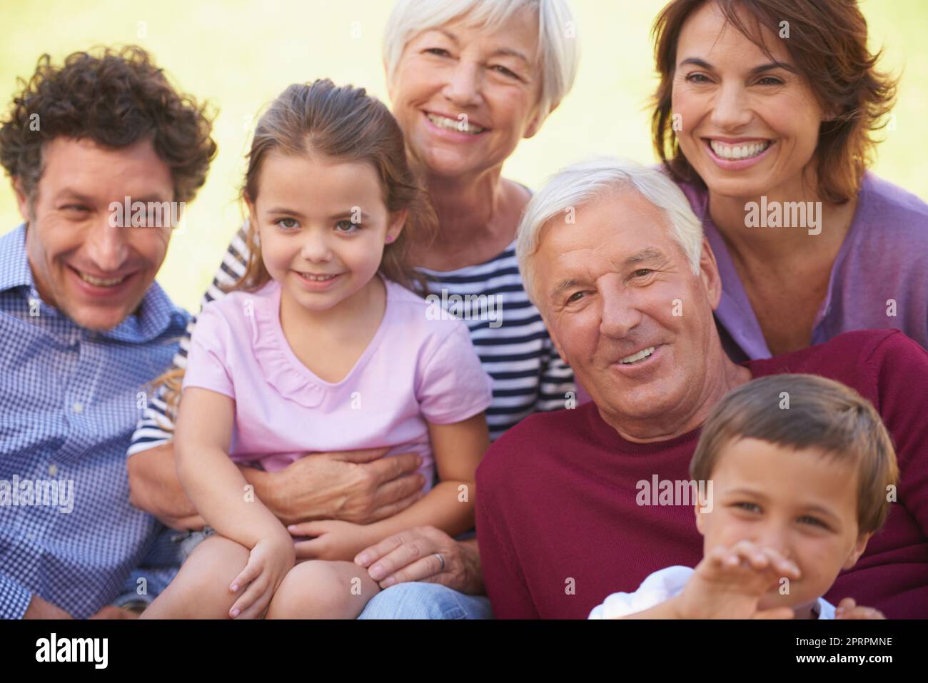 Eine große glückliche Familie. Eine Familie mit mehreren Generationen, die draußen Zeit miteinander verbringt. Stockfoto
