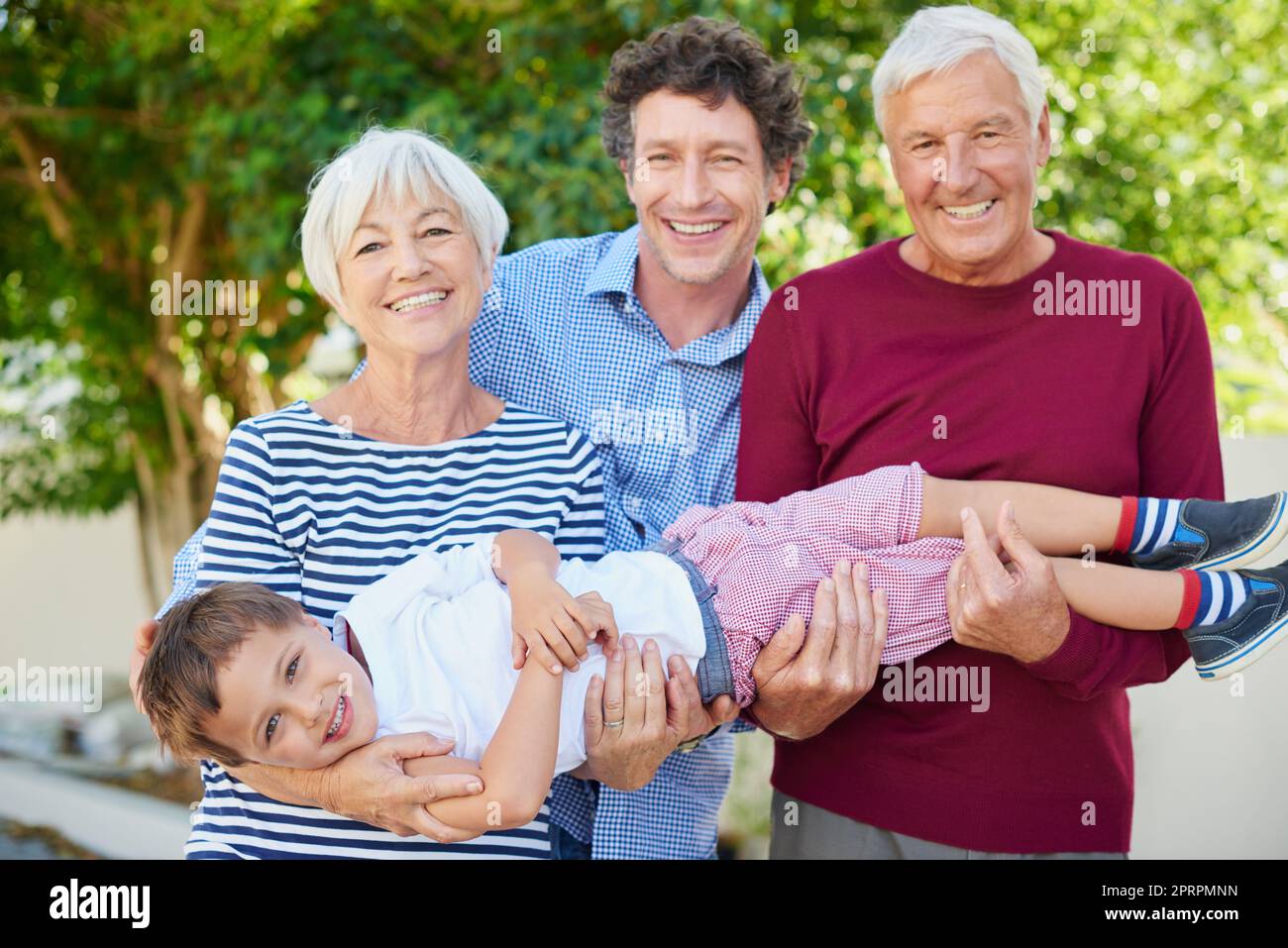 Familie bedeutet Spaß. Beschnittenes Porträt einer Familie mit mehreren Generationen, die draußen Zeit miteinander verbringt. Stockfoto