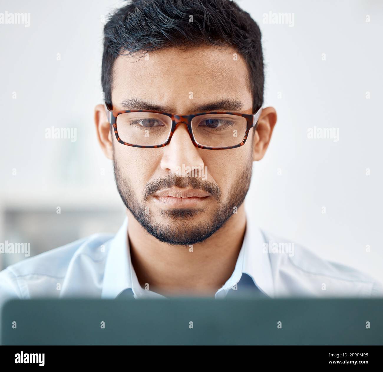 Asiatischer Mann, Laptop oder denkender Webentwickler mit Brille, der Cyber-Sicherheitssoftware, Website-seo oder Datenbankcode plant. Zoomen Sie auf Gesicht, Büroprogrammierer oder ux-Designer mit innovativer iot-Codierungsidee Stockfoto
