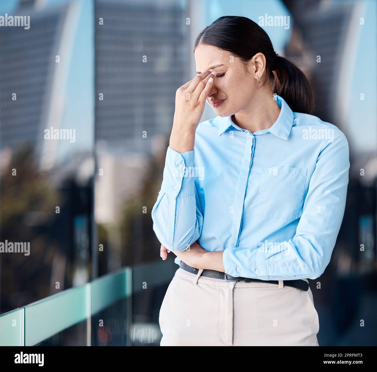 Weinen, Burnout bei der Arbeit und Stress Kopfschmerzen einer Geschäftsfrau, die sich Sorgen um die psychische Gesundheit macht. Anwältin auf einem Balkon, müde von Arbeit und Depressionen und traurige Angst bei ihrem Job Stockfoto