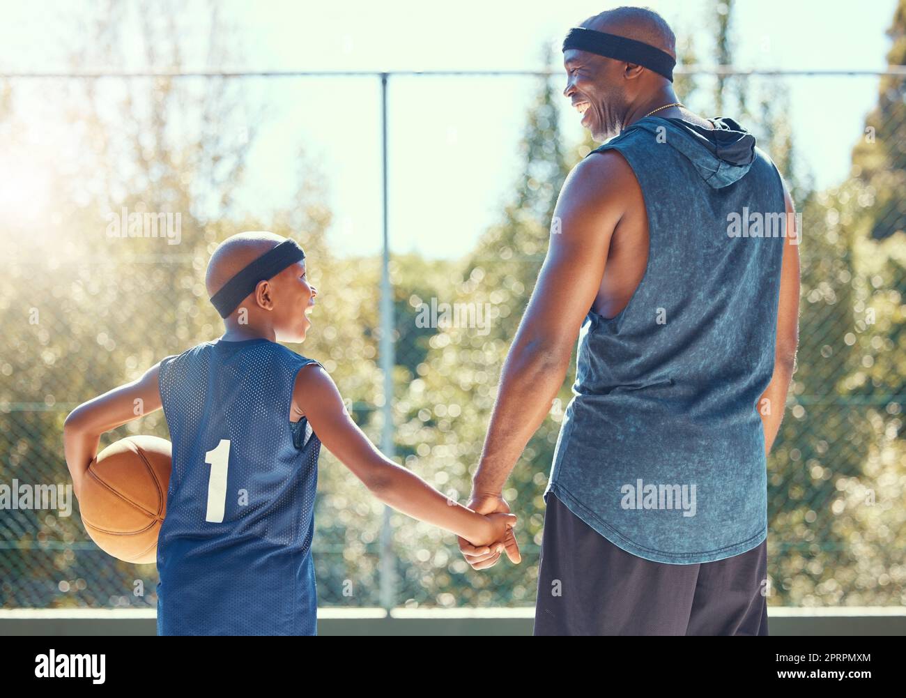 Basketball, Familie und Sport mit einem Vater und Sohn trainieren draußen für Fitness und Spaß. Kinder, Sport und Training mit einem Vater und Jungen, die Korbball für Gesundheit und Erholung spielen Stockfoto
