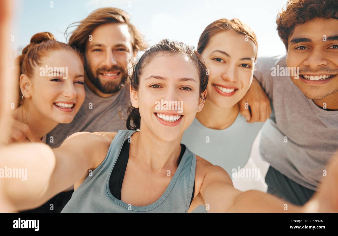 Trainieren Sie Freunde, Selfie und soziale Fitness und Wellness Veranstaltung draußen mit Health Lifestyle Team. Sommertraining, junge Erwachsene und Foto eines Sportclubs im Freien mit gemeinsam aktiven Personen. Stockfoto