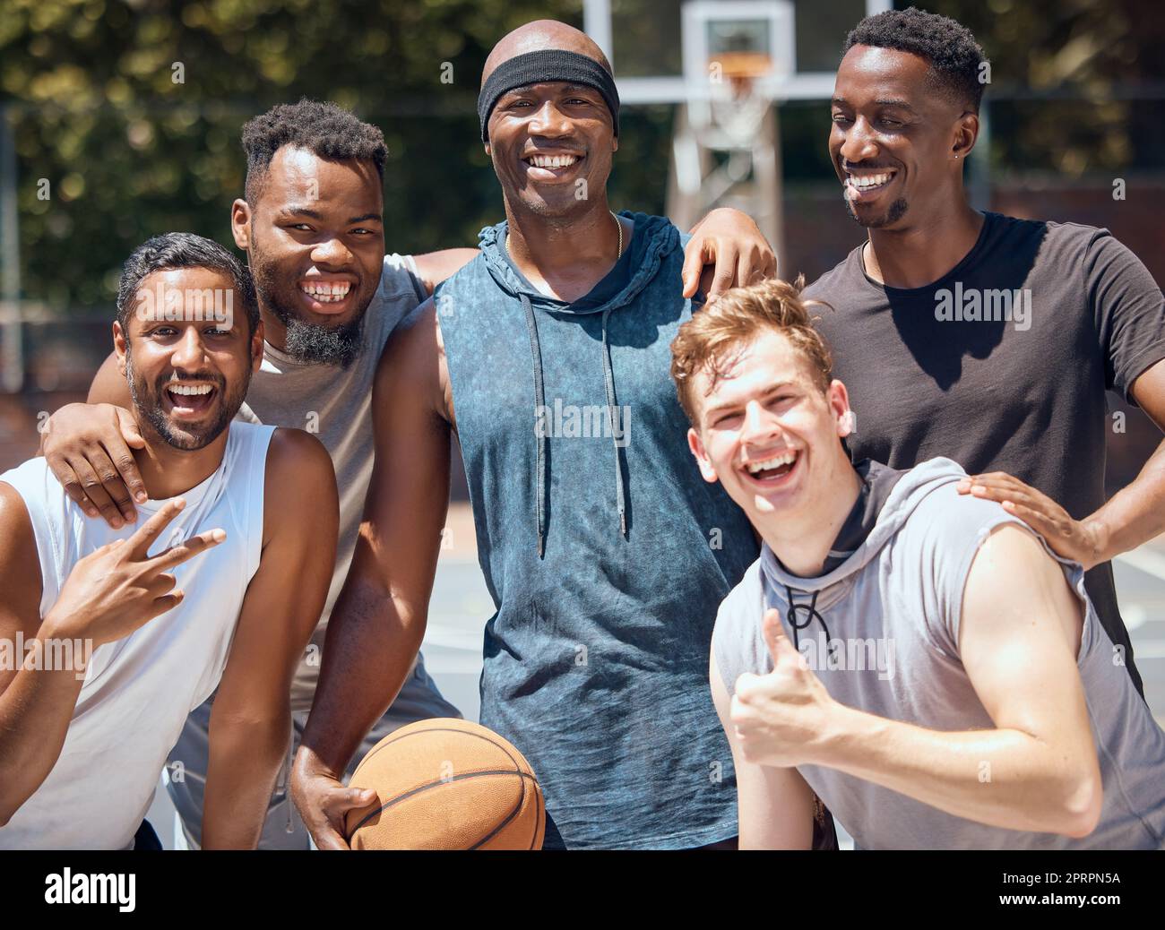 Porträt, Sport- oder Basketballteam beim Training für ein Spiel, Spiel oder einen Wettkampf mit einem Lächeln. Sportler, Workout und vielfältiges Gruppenfoto von Männern, die Sport für Bewegung, Fitness und Gesundheit spielen. Stockfoto