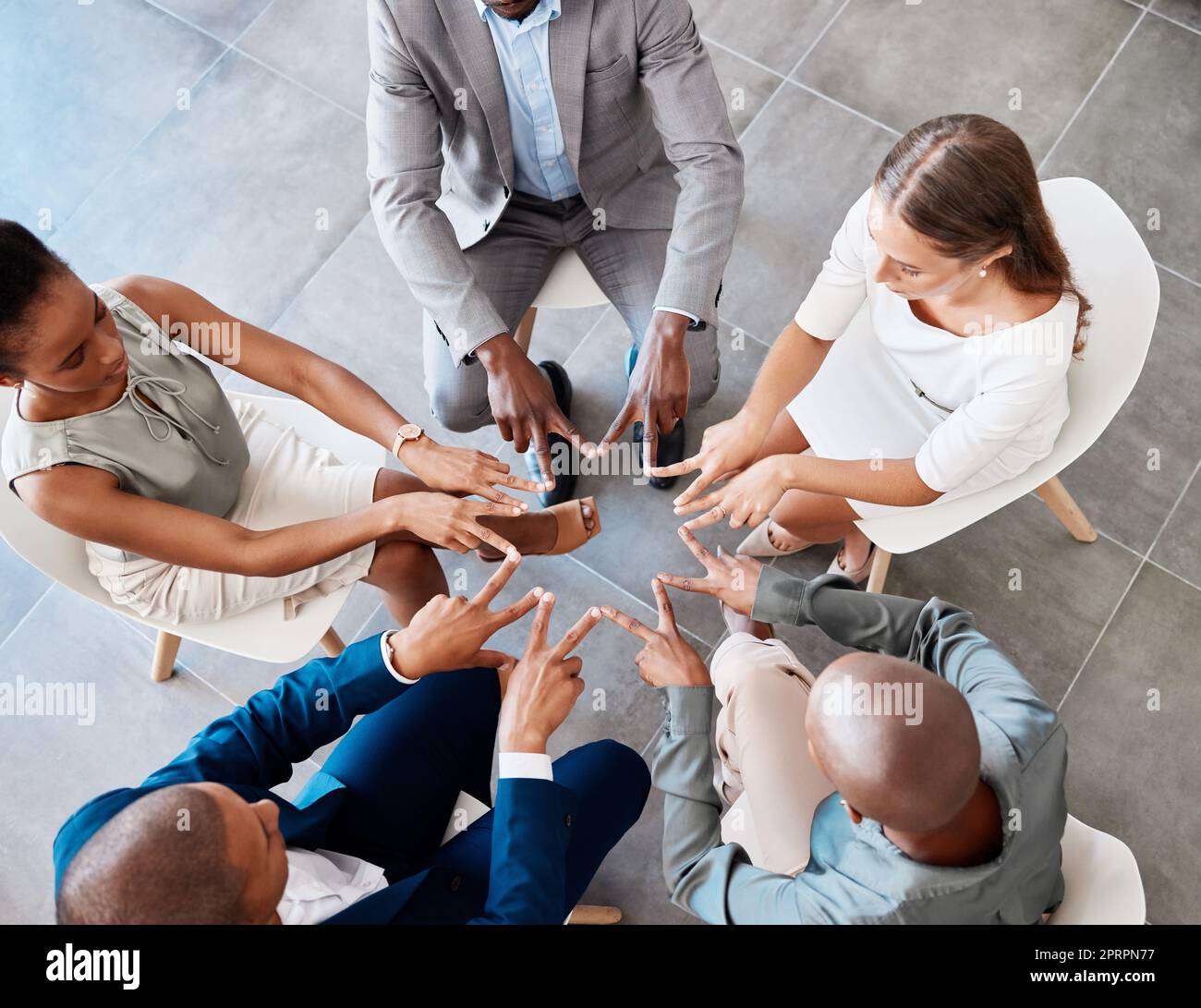 Star Hand, Teamarbeit und Zusammenarbeit von Geschäftsleuten für Mission, Ziel oder Erfolg von oben. Unternehmensteams, Vielfalt oder Gruppenunterstützung, Vertrauen oder Motivation in Solidarität, Einheit oder Vereinigung. Stockfoto