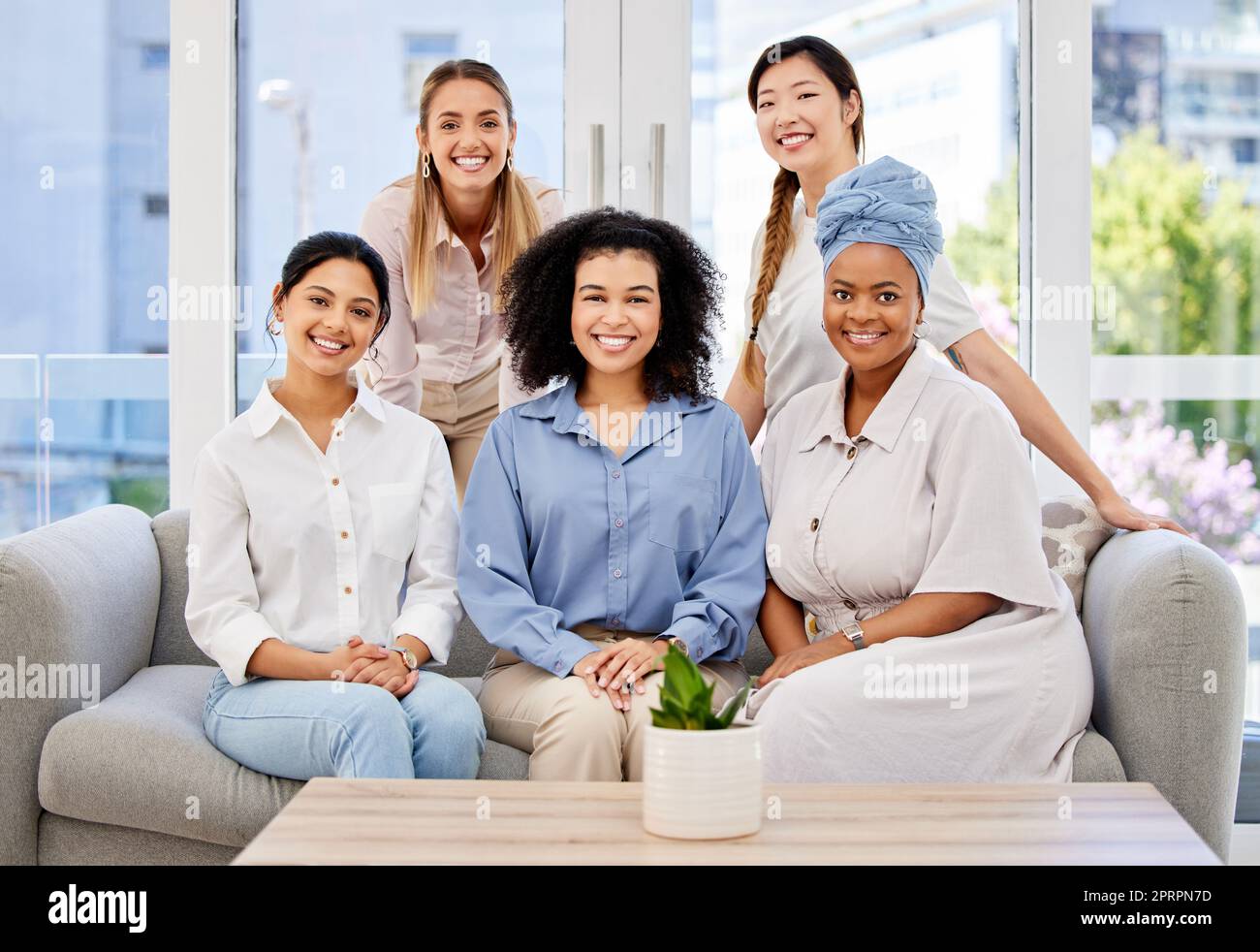 Vielfalt, Teamarbeit und Erfolg mit Geschäftsfrauen auf dem Sofa im Bürogebäude. Vision, Zusammenarbeit und Teambildung Porträt einer glücklichen Gruppe von Menschen für Mission, Gemeinschaft und Unterstützung Stockfoto