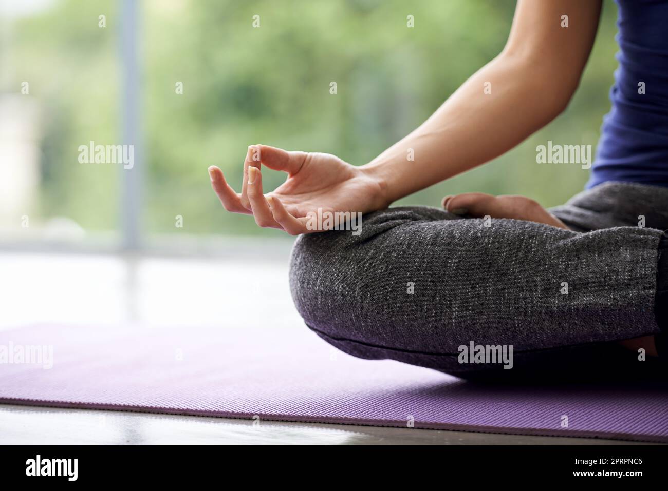 Vor dem Training klärte sie sich. Eine Frau, die zu Hause Yoga praktiziert. Stockfoto