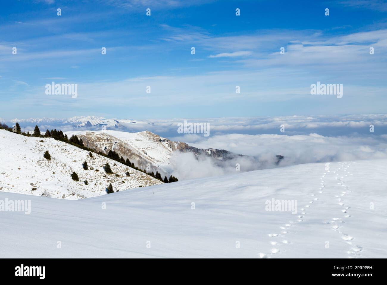 Winterlandschaft mit Schnee aus den Alpen Stockfoto