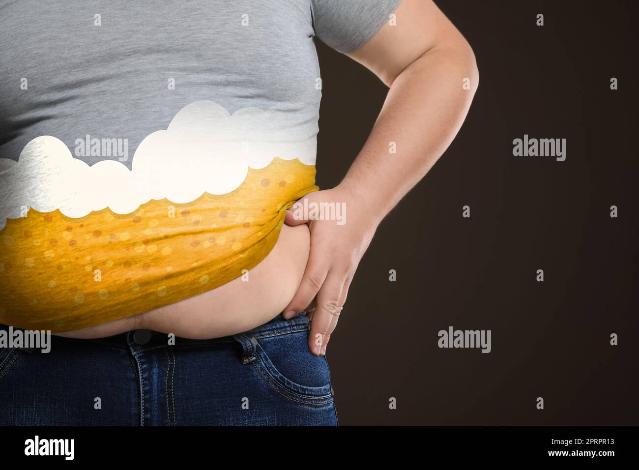 Bierbauch-Problem. Übergewichtiger Mann mit braunem Hintergrund, Nahaufnahme Stockfoto