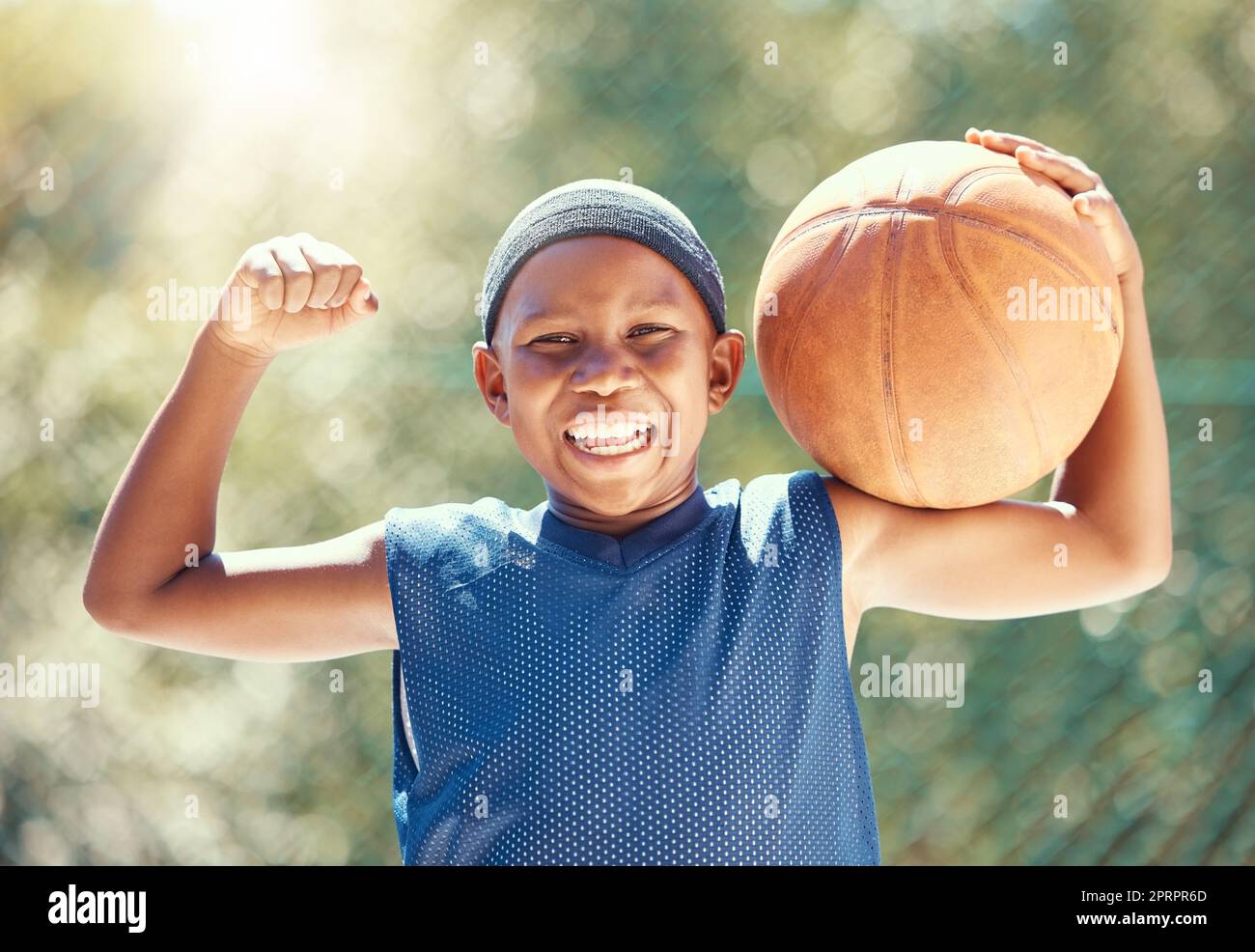 Kind, Basketball und Spaß mit einem starken schwarzen Jungen, der einen Ball hält und bereit ist, draußen für Fitness-Hobby, Gesundheit und Wellness zu spielen. Muskelbeugung, glückliche Kindheit und Übung im Kindersport Stockfoto