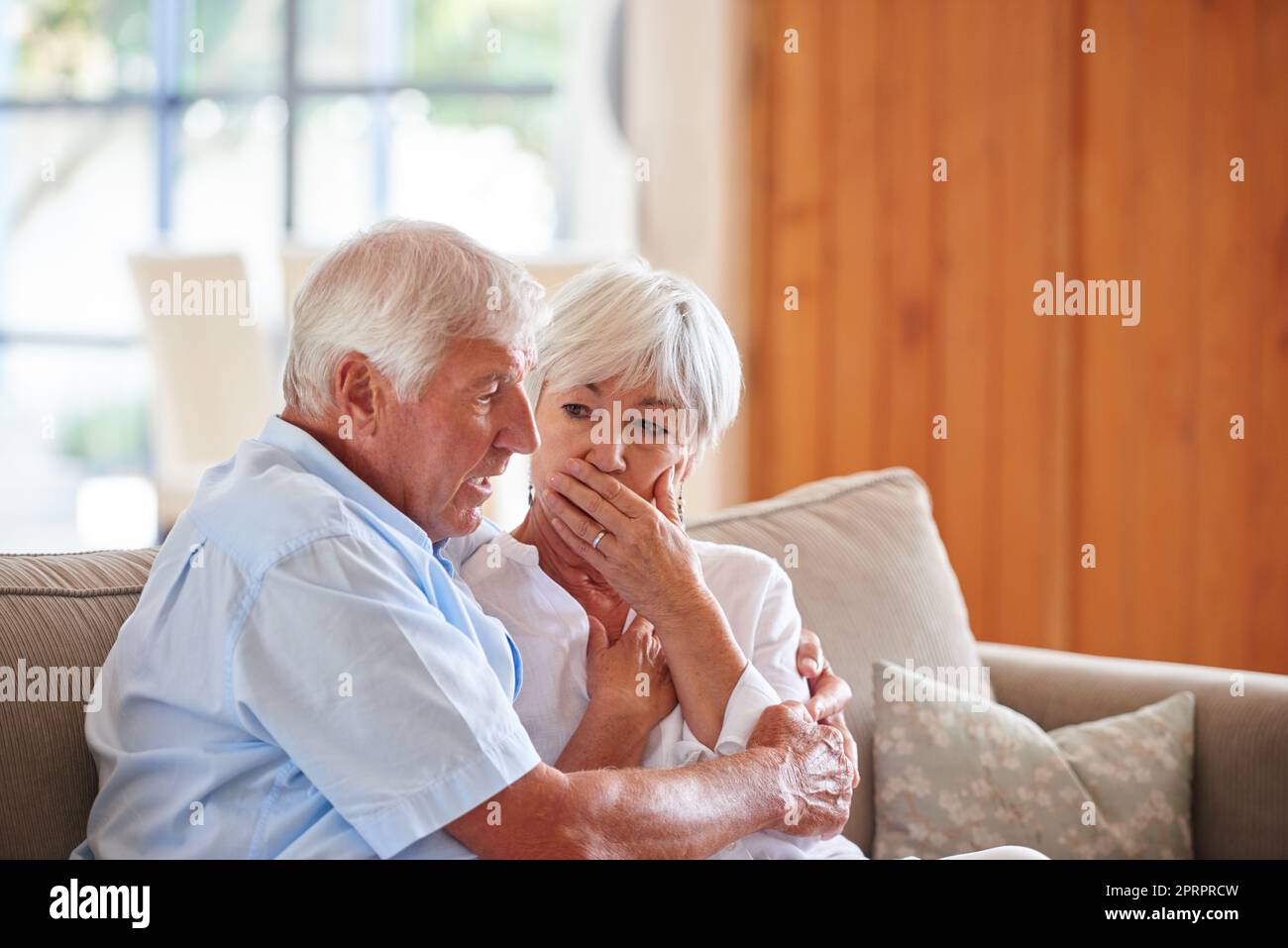 Was würde ich tun, wenn ich Euch verlieren würde? Ein älterer Mann tröstet seine Frau. Stockfoto