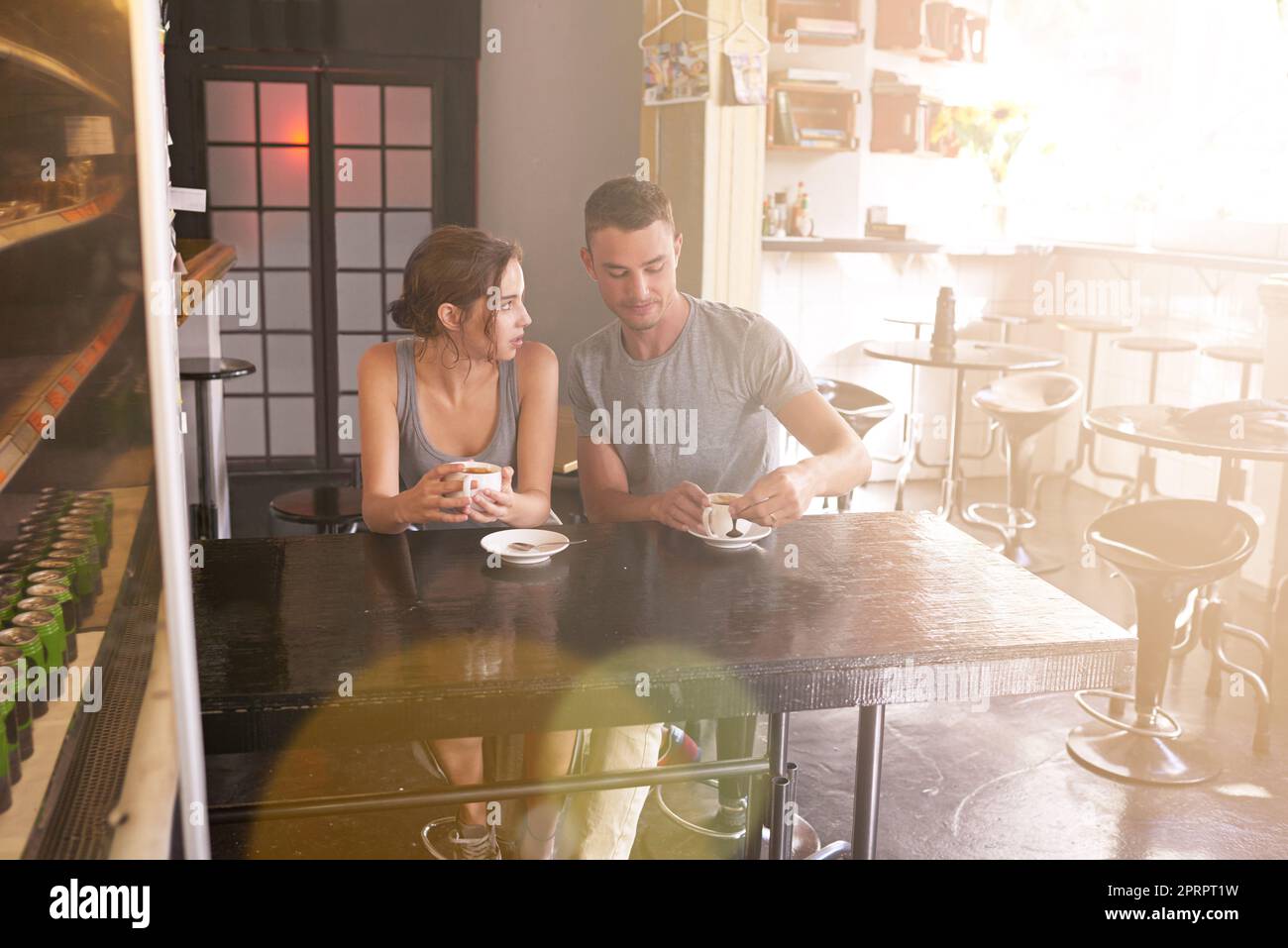 Kaffee und Liebe machen die perfekte Mischung. Ein junges Paar sitzt in einem Café. Stockfoto