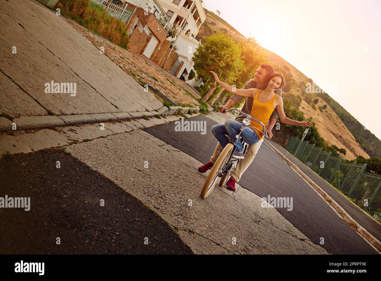 Ihre Liebe ist es, Orte zu gehen. Ein glückliches junges Paar genießt eine Fahrradtour zusammen. Stockfoto