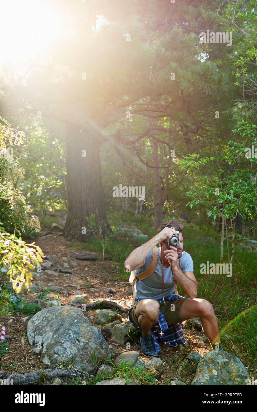 Halten Sie die schönen Momente im Leben fest. Ein hübscher Mann fotografiert die Landschaft um ihn herum. Stockfoto