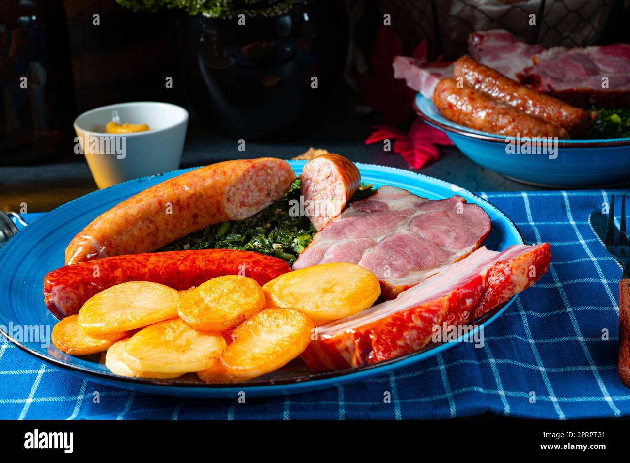 Köstlicher oldenburger Grünkohl mit Pinkelwurst Stockfoto