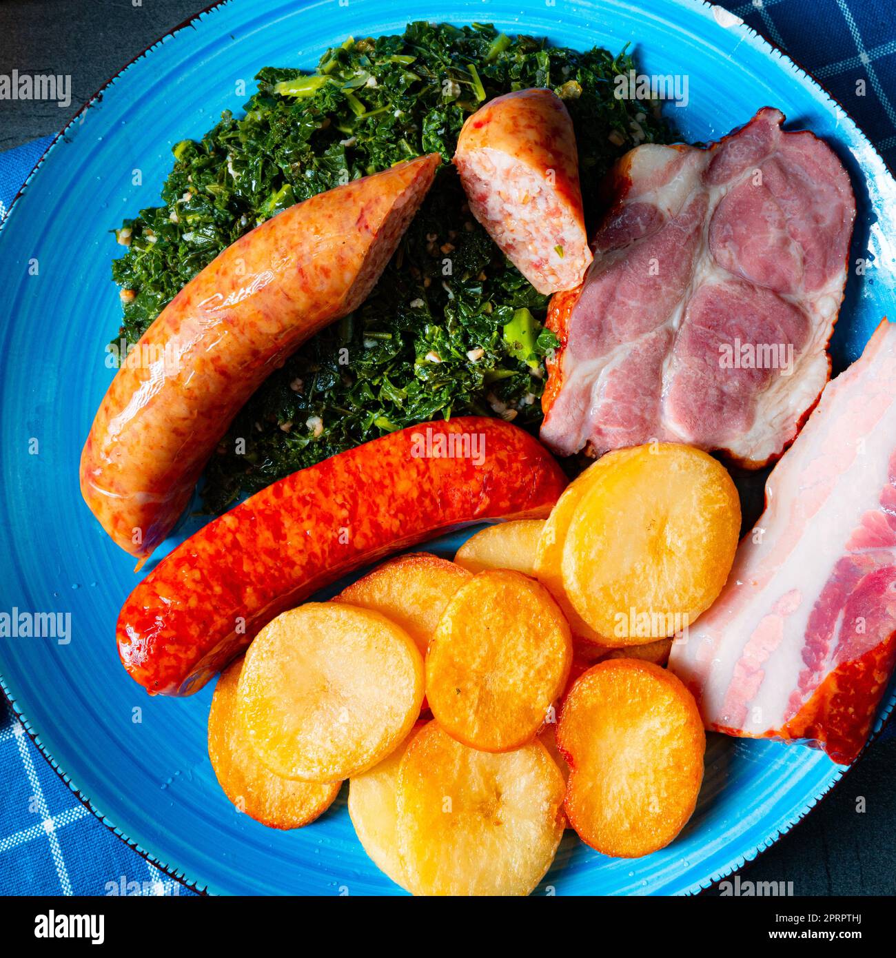 Köstlicher oldenburger Grünkohl mit Pinkelwurst Stockfoto