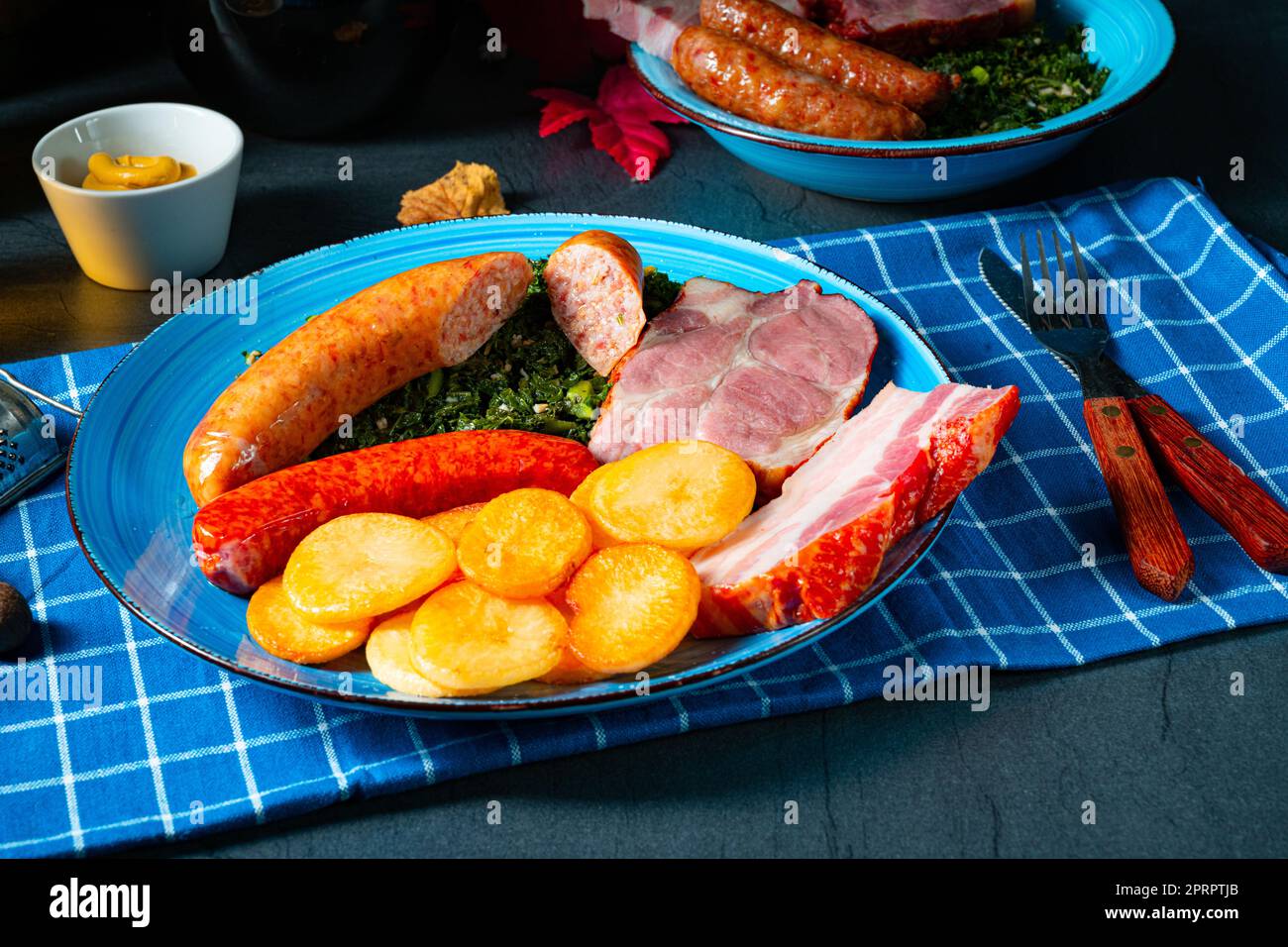 Köstlicher oldenburger Grünkohl mit Pinkelwurst Stockfoto