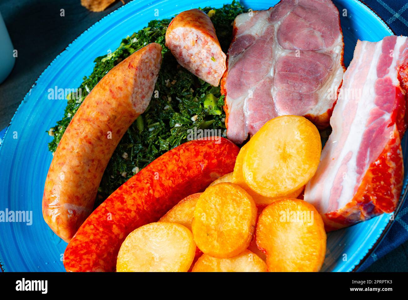 Köstlicher oldenburger Grünkohl mit Pinkelwurst Stockfoto